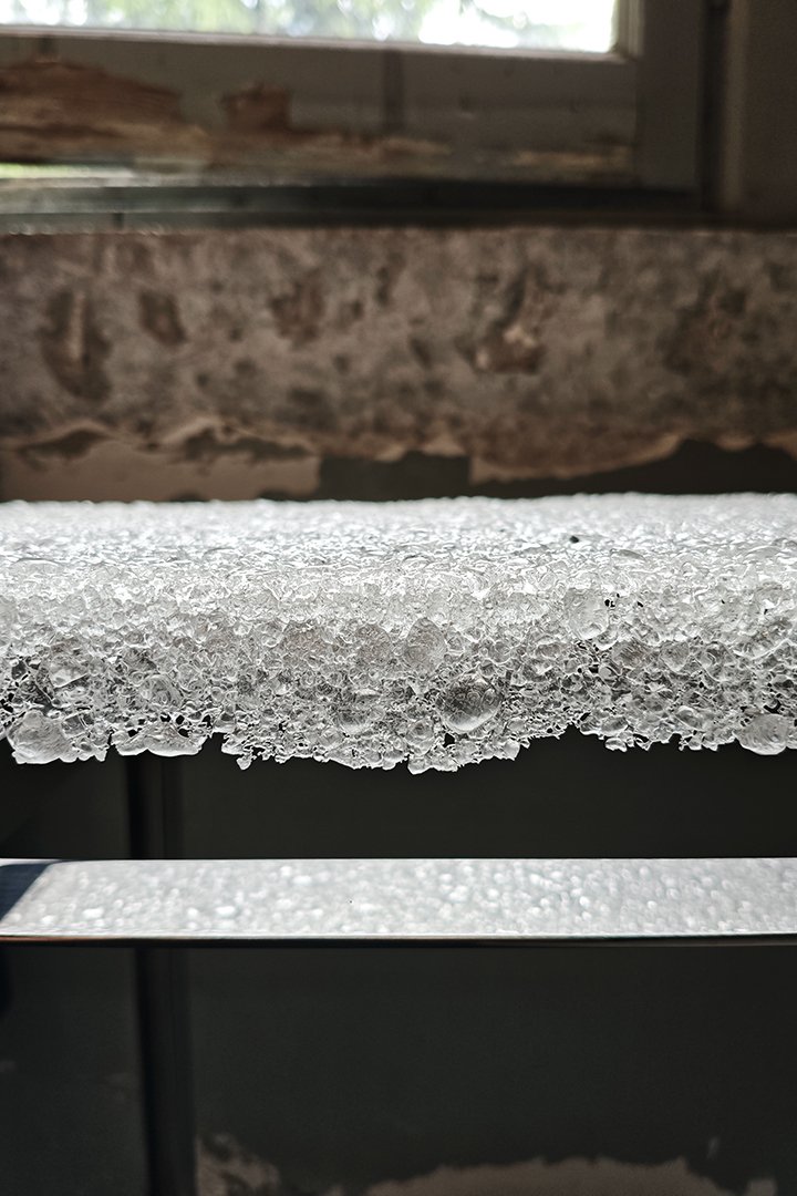 Console in textured glass